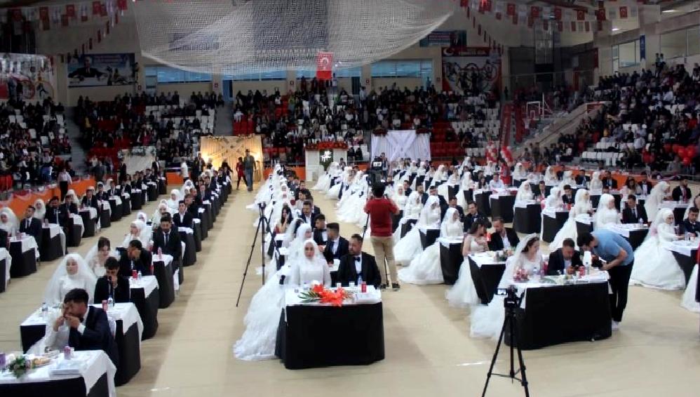 100 Depremzedeye Mutluluk: Toplu Düğün Etkinliği 100 depremzedeye mutluluk getiren toplu düğün etkinliğiyle ilgili detaylar. Depremzedelerin