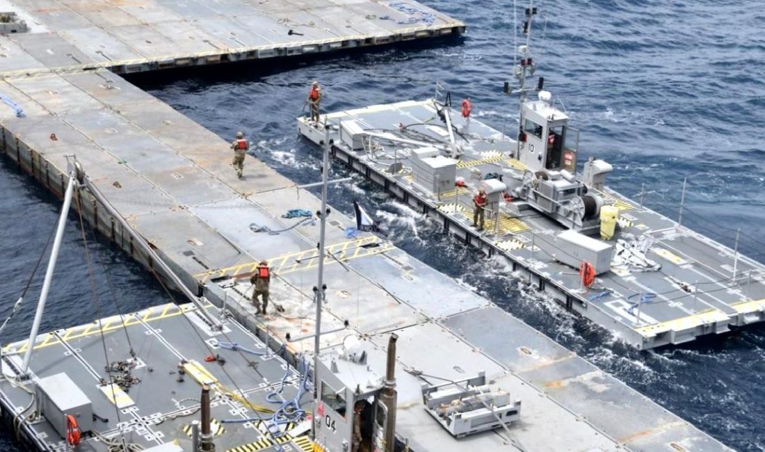 ABD'nin Gazze'ye yaptığı insani yardım misyonu kapsamında Filistinli sivillere yardım