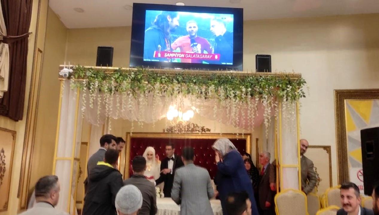 Ağrı'da gerçekleşen ilginç bir düğün töreni! Galatasaray'ın şampiyonluğu coşkuyla kutlandı.