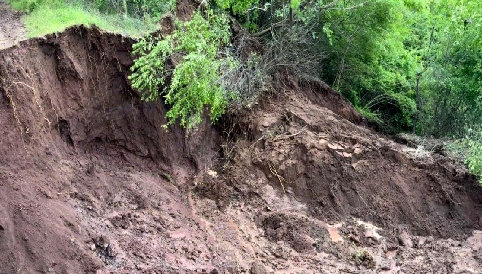 Akıncılar'da meydana gelen heyelan sonucu tarım arazileri ağır hasar aldı.