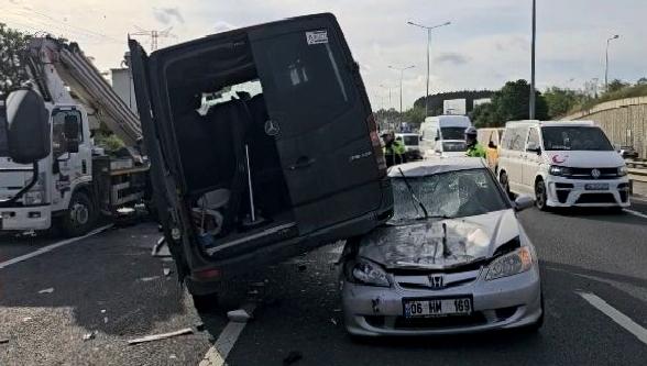 Alibeyköy'de yaşanan kaza sonucu vinç, minibüs ve otomobilin karıştığı durumla