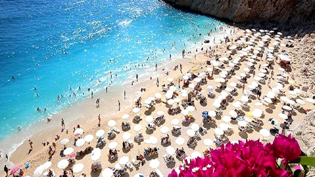 Antalya'da turizmde yaşanan rekor artışı keşfedin! Bu içerik, bölgenin ziyaretçi