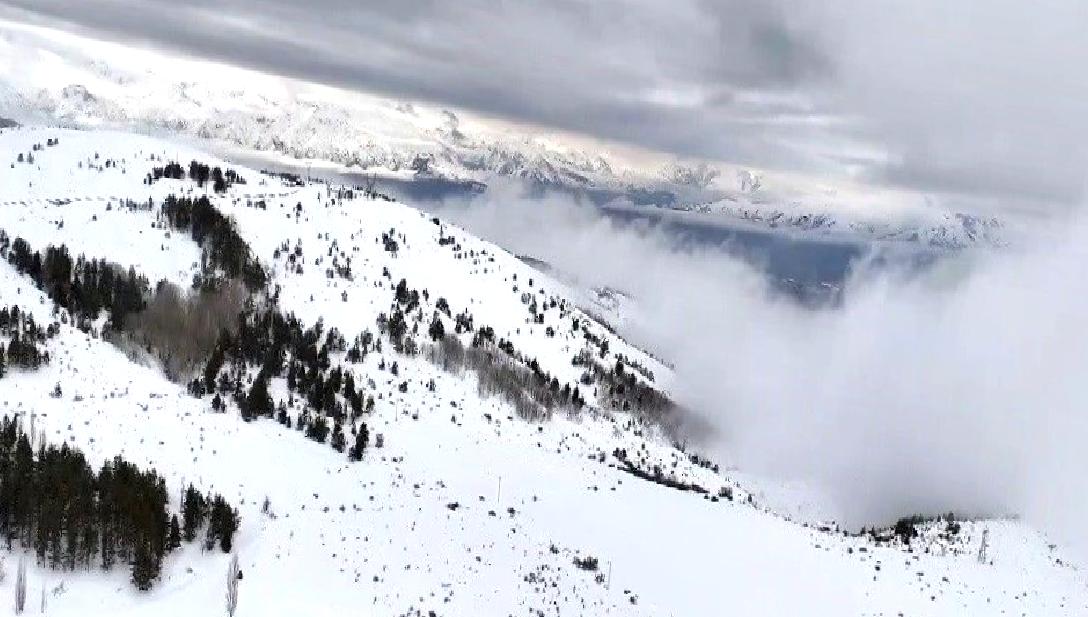Bayburt’ta Kışın Geri Dönüşü: Yüksek Kesimler Beyaz Örtüyle Kaplandı Bayburt'ta kışın geri dönüşü! Yüksek kesimler beyaz örtüyle kaplandı. Doğanın