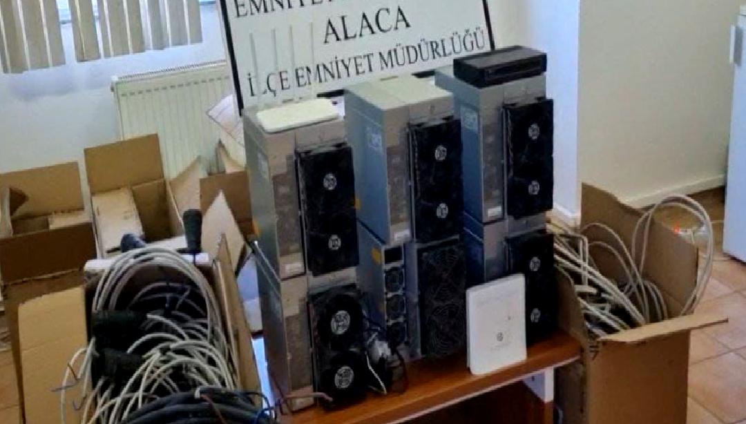 Bitcoin üretimi yapan şahıs, tekstil atölyesinde ele geçirildi. Kripto para