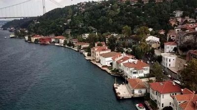 Boğazdaki yalılar, tarihi ve kültürel değerleriyle İstanbul'un simgelerinden biridir. Bu