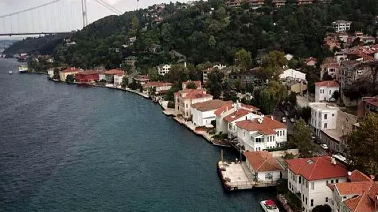 Boğazdaki yalılar, tarihi ve kültürel değerleriyle İstanbul'un simgelerinden biridir. Bu