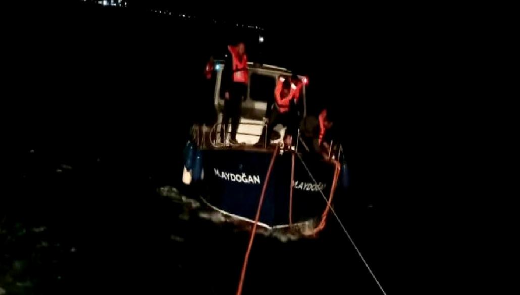 Çanakkale Boğazı'nda tekne arızalandı! Denizde kalanlar için kurtarma çalışmaları devam
