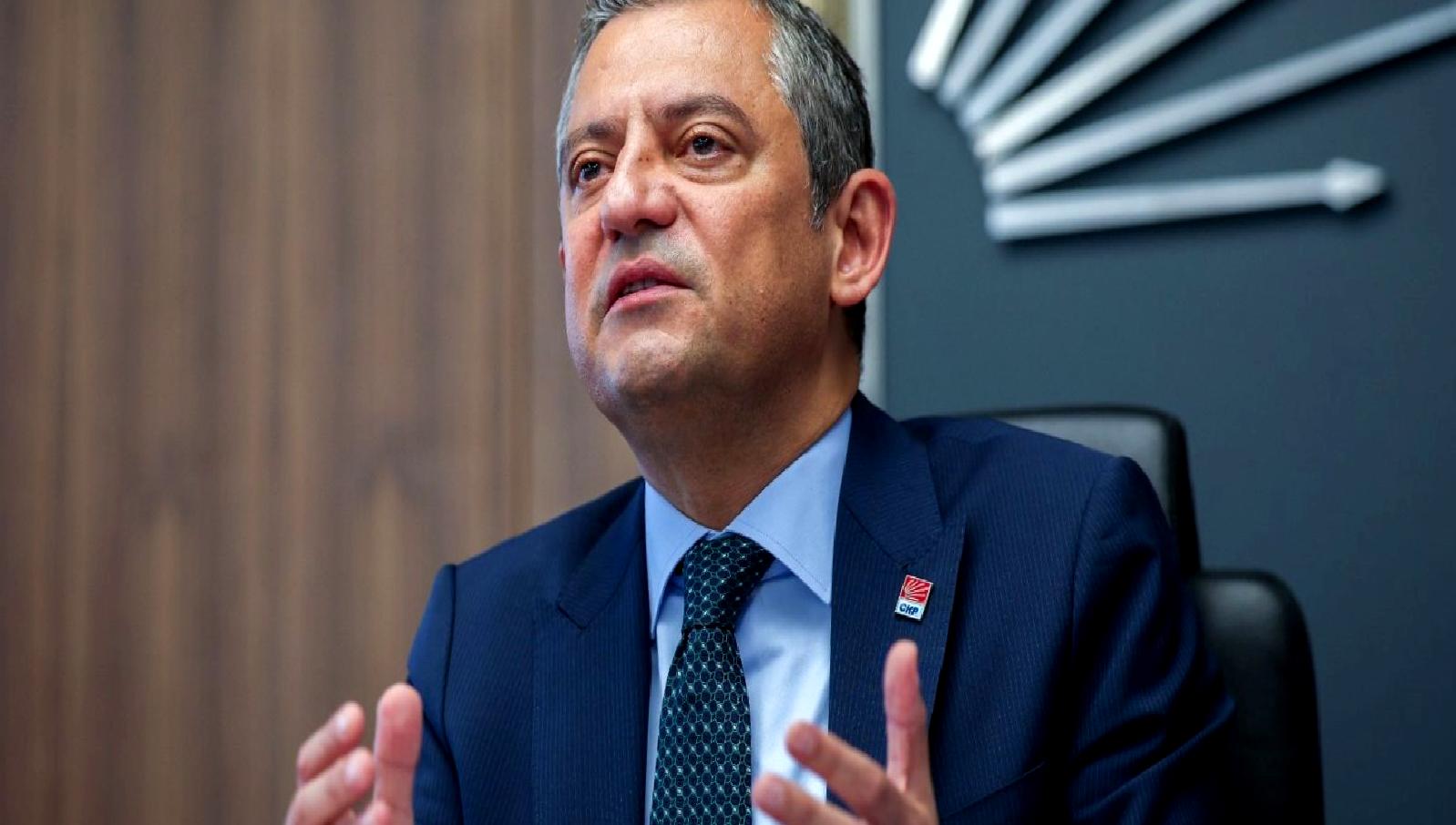 CHP Genel Başkanı Özgür Özel, tabelalarla ilgili açıklamalarda bulundu. Özel'in