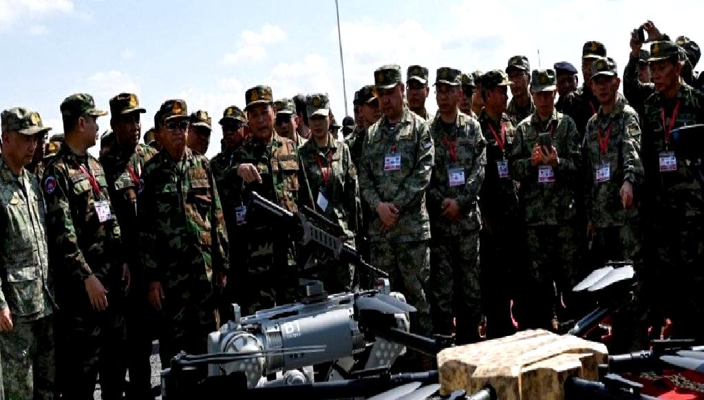 Çin ve Kamboçya, askeri tatbikatta robot köpekleri kullanarak iş birliği