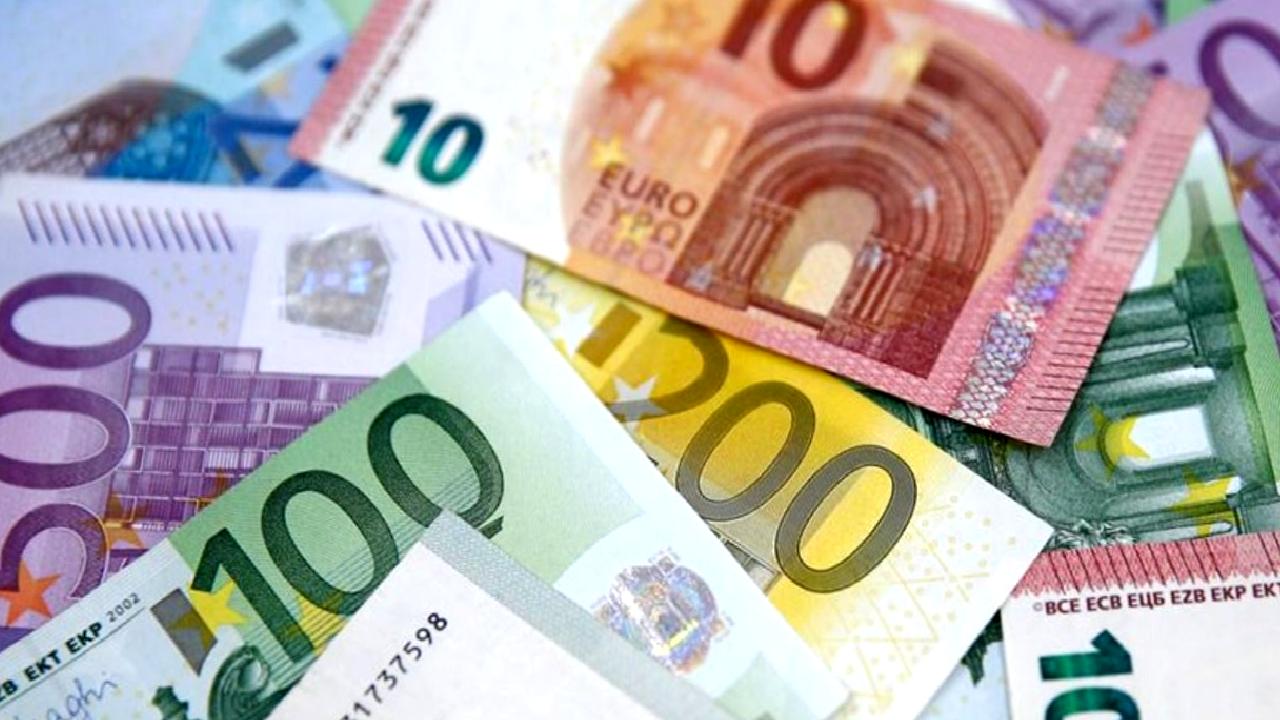 Dolar ve Euro'nun güncel durumunu takip edin. Anlık kurlar, analizler
