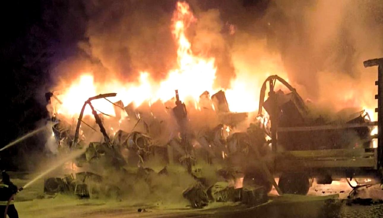 Dorseden geriye demir yığını kalan evlerde beyaz eşyalar kullanılamaz hale