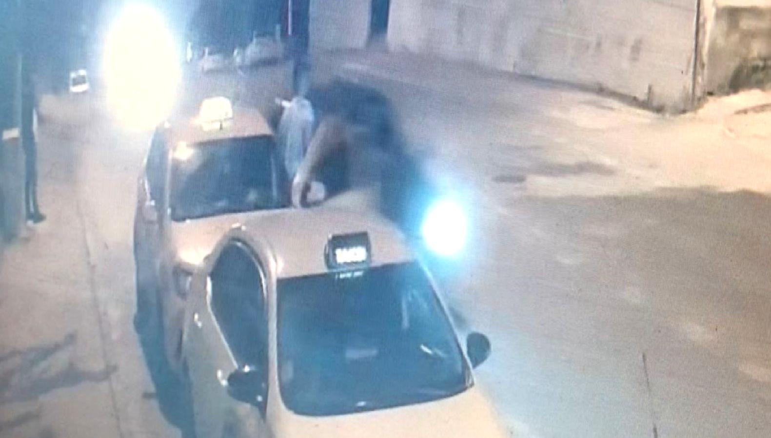 Edirne'de ticari taksi sürücüsü kaza geçirdi. Olay yerine gelen ekipler