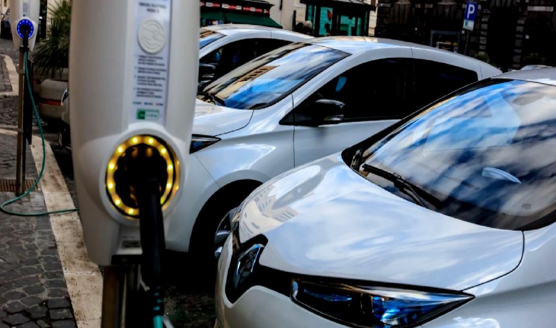 Elektrikli Araçlar ve Yayalar Arasındaki Tehlike Elektrikli araçların yayalar için oluşturduğu tehlikeyi ele alan bu içerik,