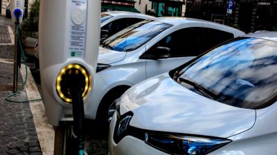 Elektrikli araçların yayalar için oluşturduğu tehlikeyi ele alan bu içerik,