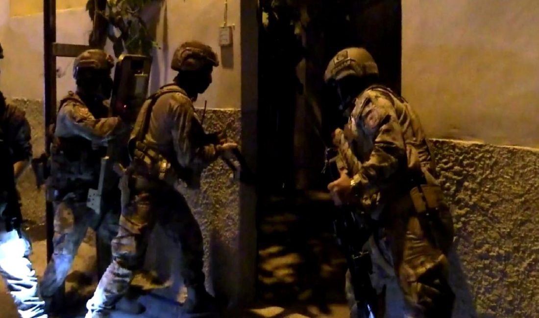 Emniyet Müdürlüğü ekipleri, silah kaçakçılarına karşı başarılı bir operasyon gerçekleştirdi.