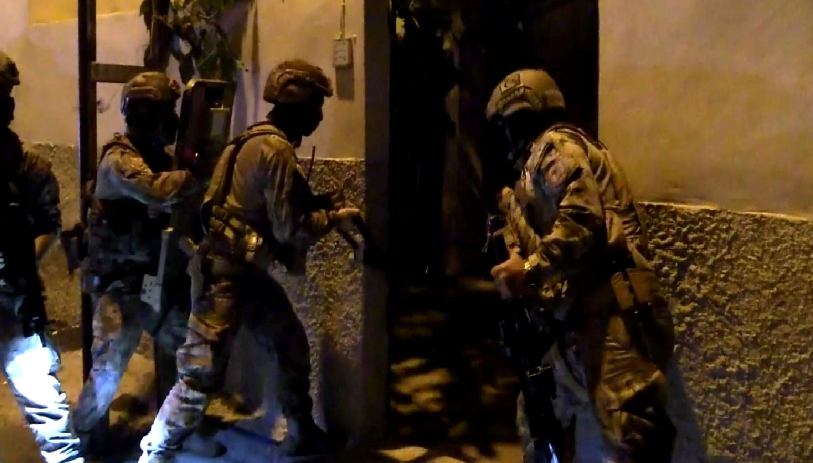 Emniyet Müdürlüğü ekipleri, silah kaçakçılarına karşı başarılı bir operasyon gerçekleştirdi.