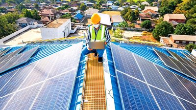 Esin ÇETİNEL'in yenilenebilir enerjiye geçişte sigortanın önemini ele aldığı içeriğe