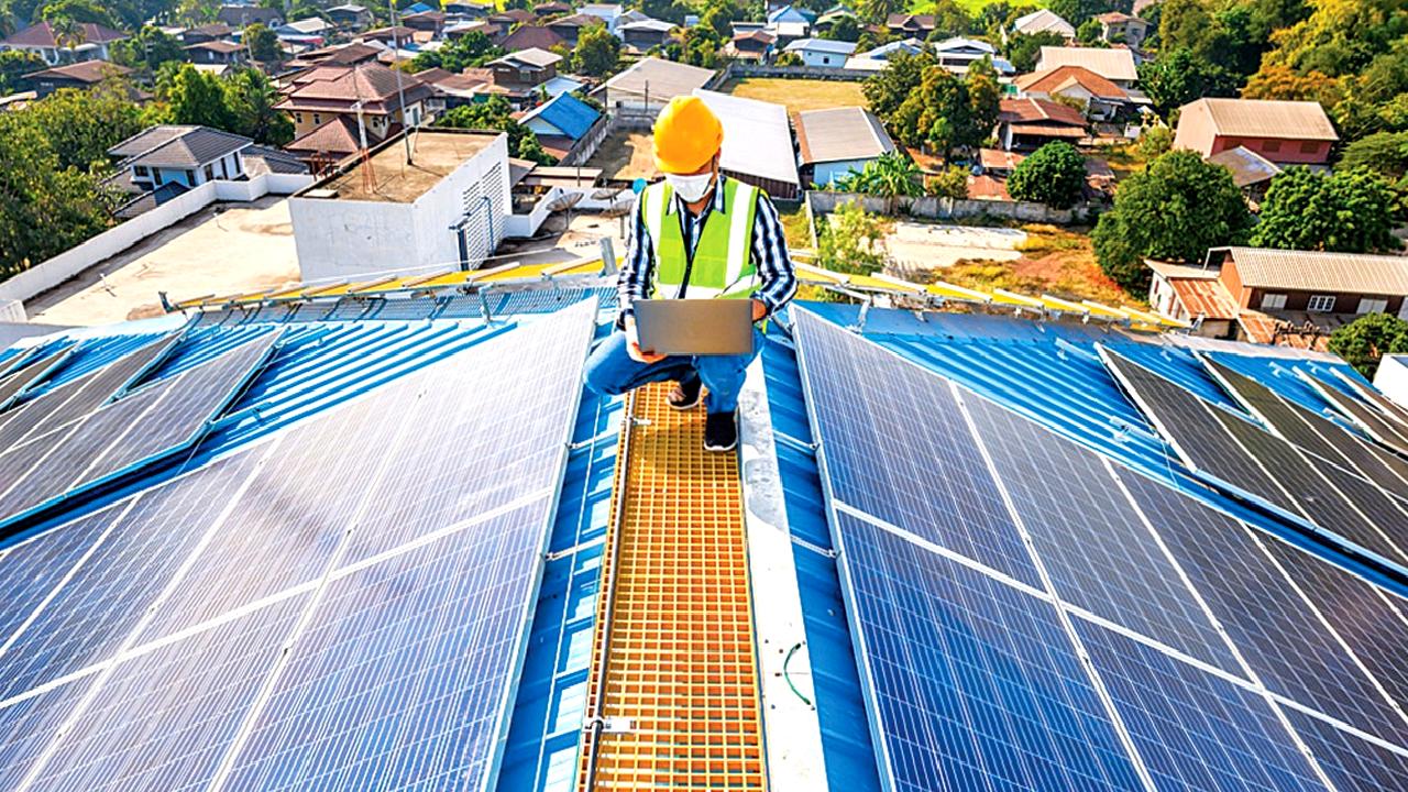 Esin ÇETİNEL'in yenilenebilir enerjiye geçişte sigortanın önemini ele aldığı içeriğe