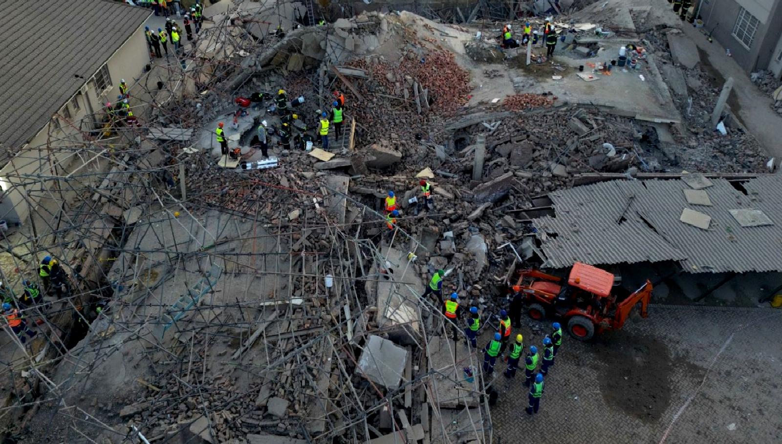 George Belediyesi ekipleri enkaz altından kurtarılan işçi sayısı 37'ye ulaştı.