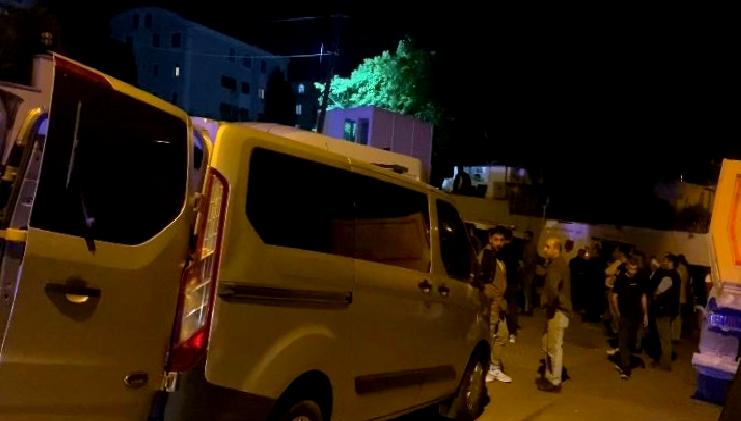 Hürriyet Mahallesi’nde Kanlı Olay: Eşini Vuran Şahıs İntihar Etti Hürriyet Mahallesi'nde yaşanan kanlı olayda, bir kişi eşini vurduktan sonra