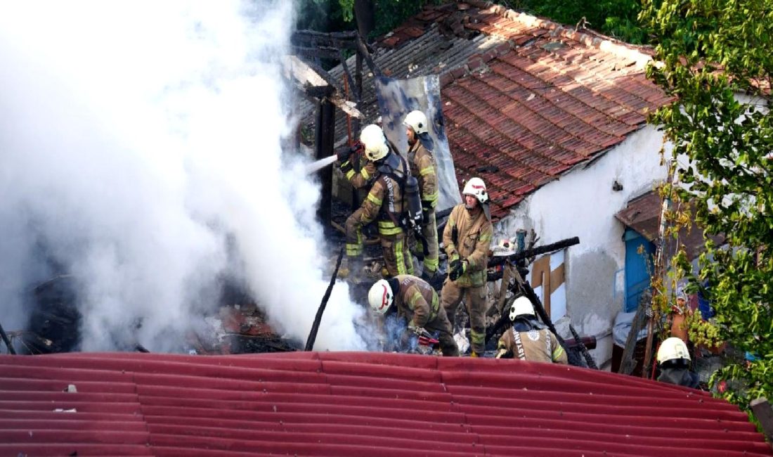 İstanbul'un Üsküdar ilçesinde bulunan İcadiye Mahallesi'nde meydana gelen gecekondu yangınıyla