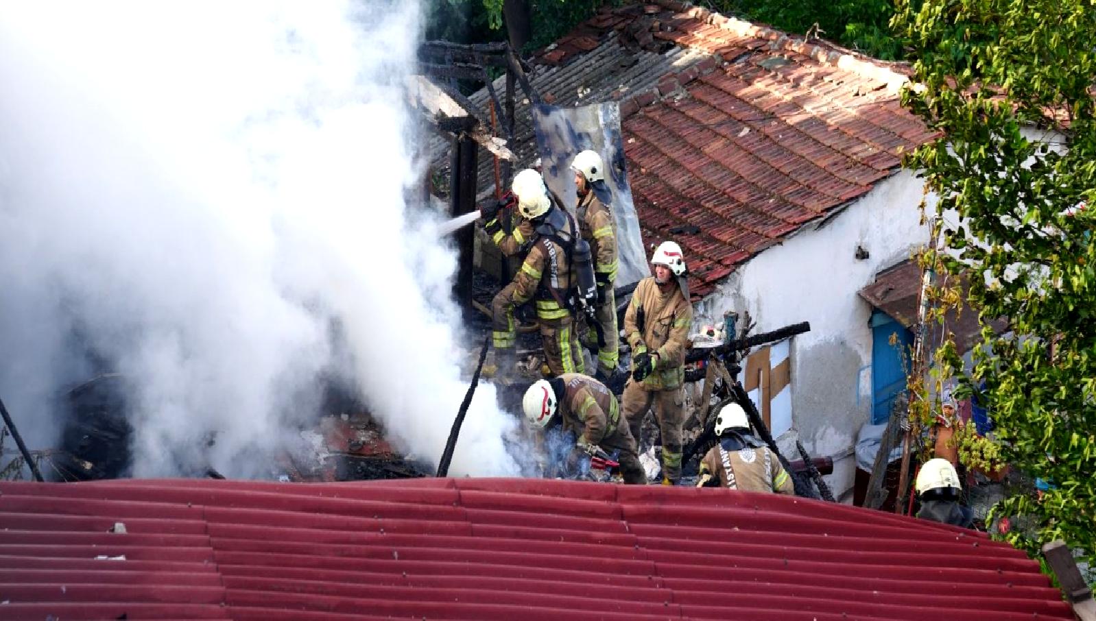 İstanbul'un Üsküdar ilçesinde bulunan İcadiye Mahallesi'nde meydana gelen gecekondu yangınıyla