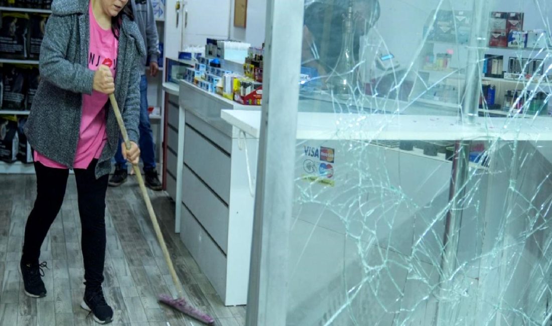 İnönü Mahallesi’nde Tütün İş Yerine Ses Bombalı Saldırı İnönü Mahallesi'nde tütün iş yerine düzenlenen ses bombalı saldırı hakkında