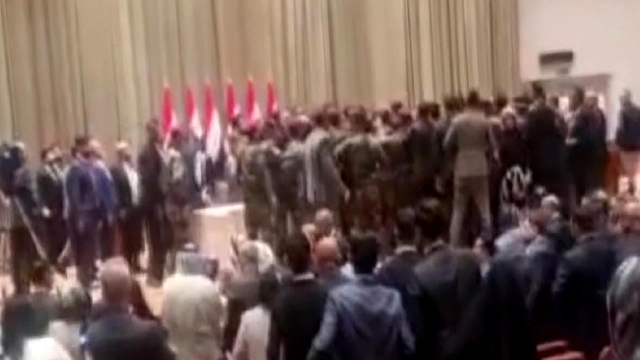 Irak Meclisi'nde yaşanan olaylar nedeniyle büyük karışıklık hakim! Son dakika