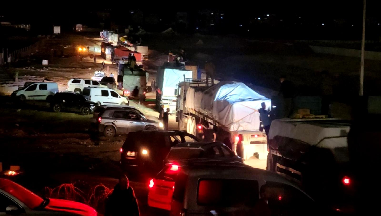 İsrail, Gazze'ye yardım malzemeleri taşıyan TIR'lara izin verdi. İnsani yardımın