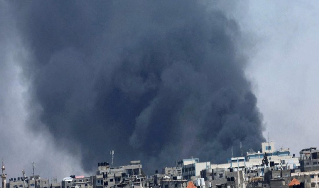 İsrail Savaş Uçakları Yerinden Edilmiş Filistinlilerin Çadırlarını Bombaladı İsrail savaş uçakları, yerinden edilmiş Filistinlilerin çadırlarını hedef aldı ve