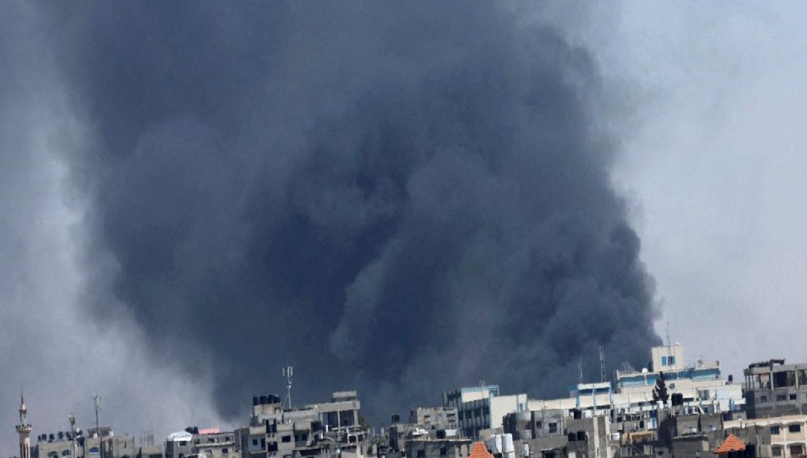 İsrail savaş uçakları, yerinden edilmiş Filistinlilerin çadırlarını hedef aldı ve