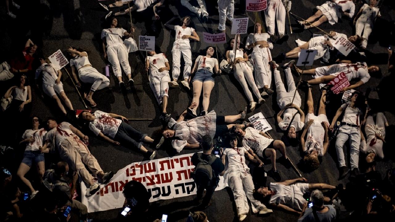 İsrail'de hükümet karşıtı protestolar, halkın tepkisini yansıtan büyük çaplı gösterilerdir.