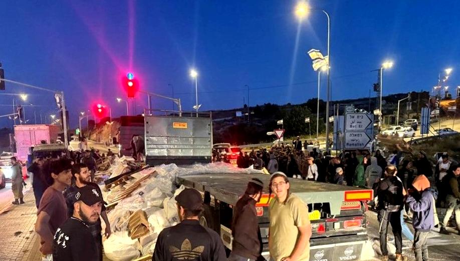 İsrailli Yerleşimcilerin Filistinli Yardım TIR’larına Saldırısı İsrailli yerleşimcilerin Filistinli yardım TIR'larına saldırısı sonucu çıkan olayları, detayları