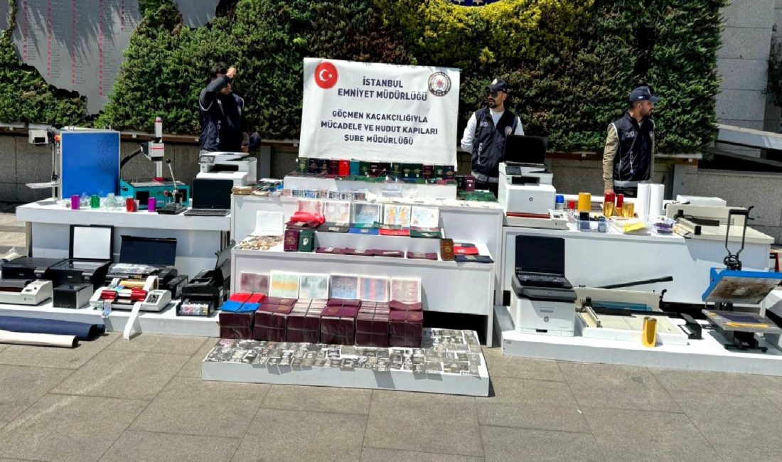 İstanbul’da Göçmen Kaçakçılığı Operasyonu İstanbul'da göçmen kaçakçılığı operasyonu başlatıldı! Türk yetkililer, kaçak göçmenleri yakalamak
