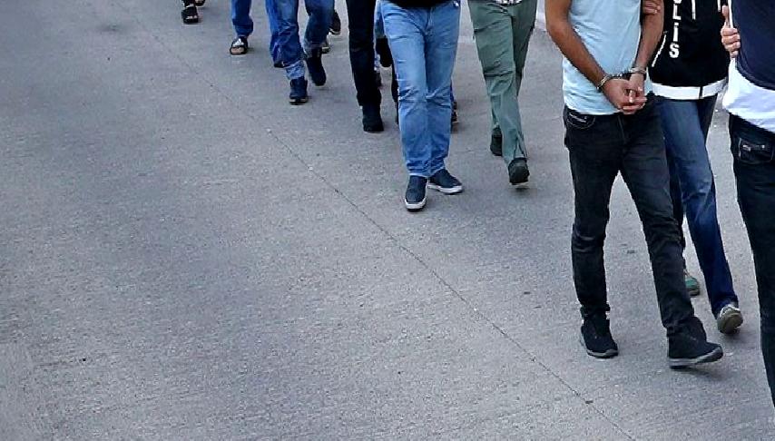 İzmir'de gerçekleşen narkotik operasyonunda 64 şüpheli gözaltına alındı. Operasyonla ilgili