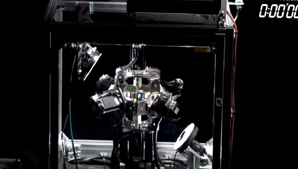 Japonya'da geliştirilen robot zeka küpü, rekor kırarak dikkat çekiyor. Yapay