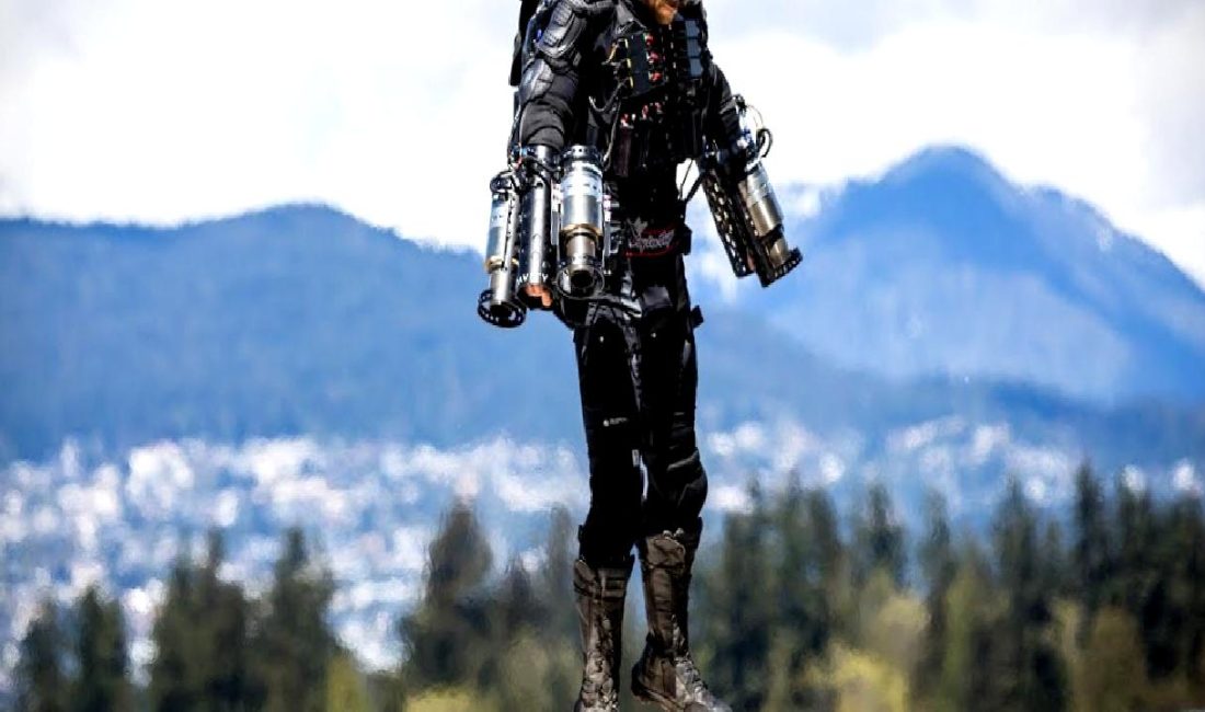 Jetpack teknolojisi kullanılarak dağ zirvesinde gerçekleştirilen kurtarma tatbikatı heyecan verici