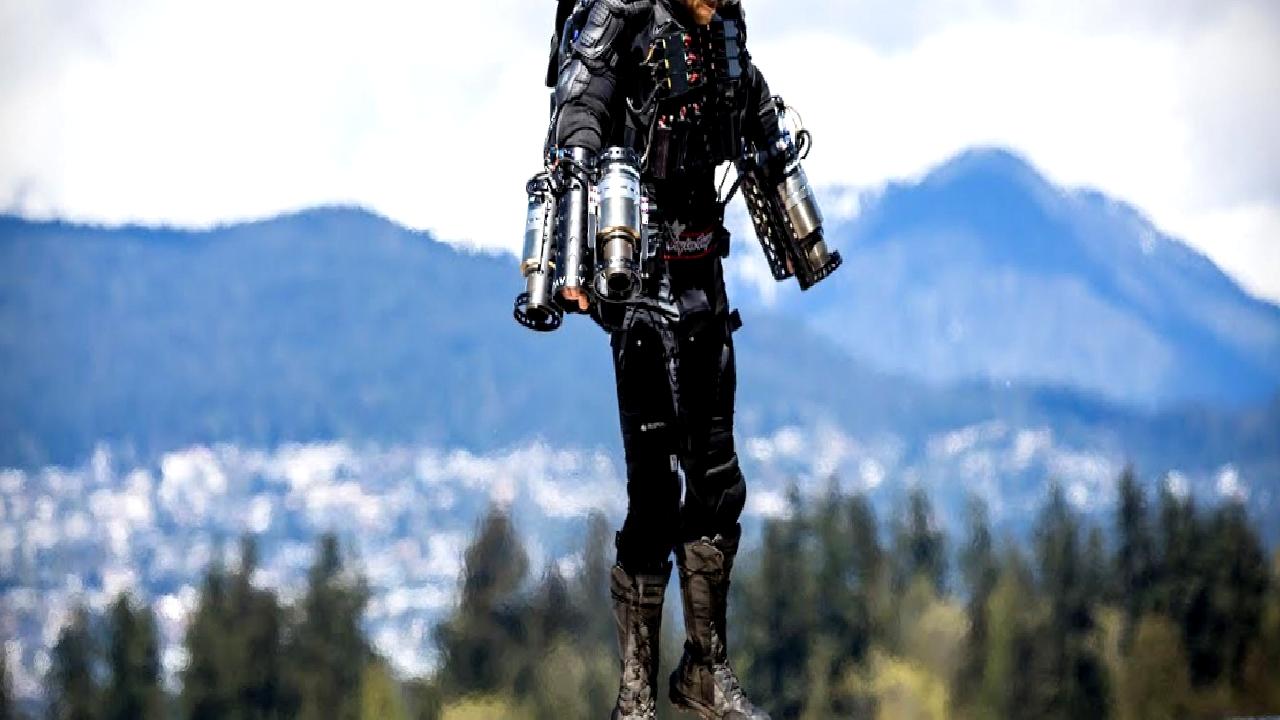 Jetpack teknolojisi kullanılarak dağ zirvesinde gerçekleştirilen kurtarma tatbikatı heyecan verici