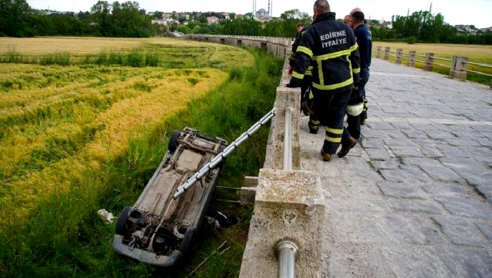 İstanbul'un tarihi semtlerinden Saraçhane Köprüsü'nde meydana gelen kamyonet kazası sonucunda