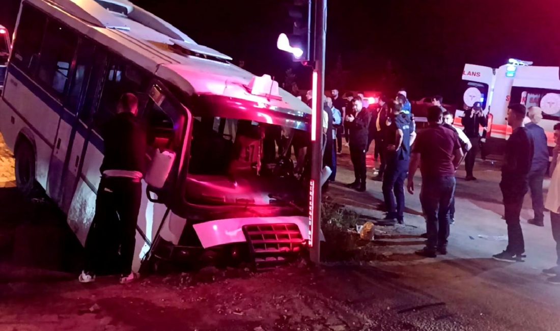 Kırıkkale - Kırşehir karayolunda meydana gelen kazada 22 kişi yaralandı.