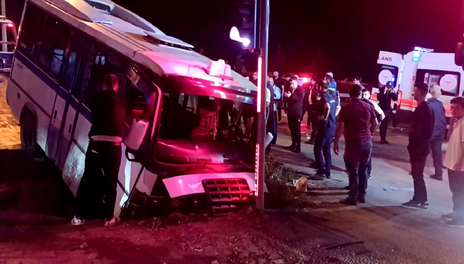 Kırıkkale - Kırşehir karayolunda meydana gelen kazada 22 kişi yaralandı.