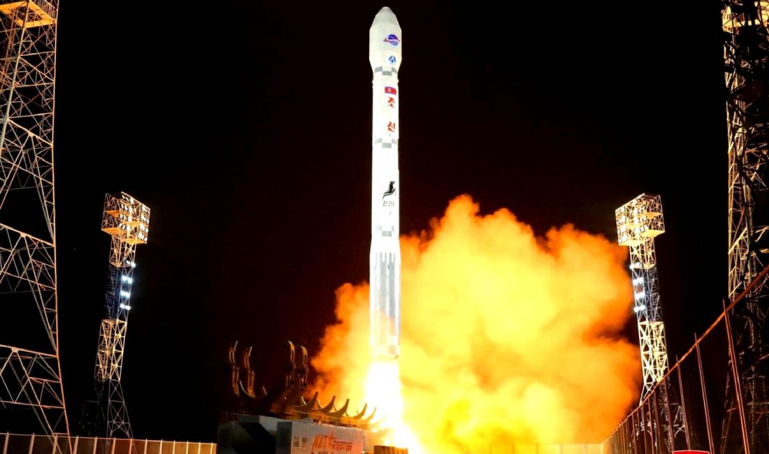 KUZEY KORE’DEN YENİ UYDU FIRLATMA DENEYİMİ Kuzey Kore'den yapılan yeni uydu fırlatma deneyimi ile ilgili en