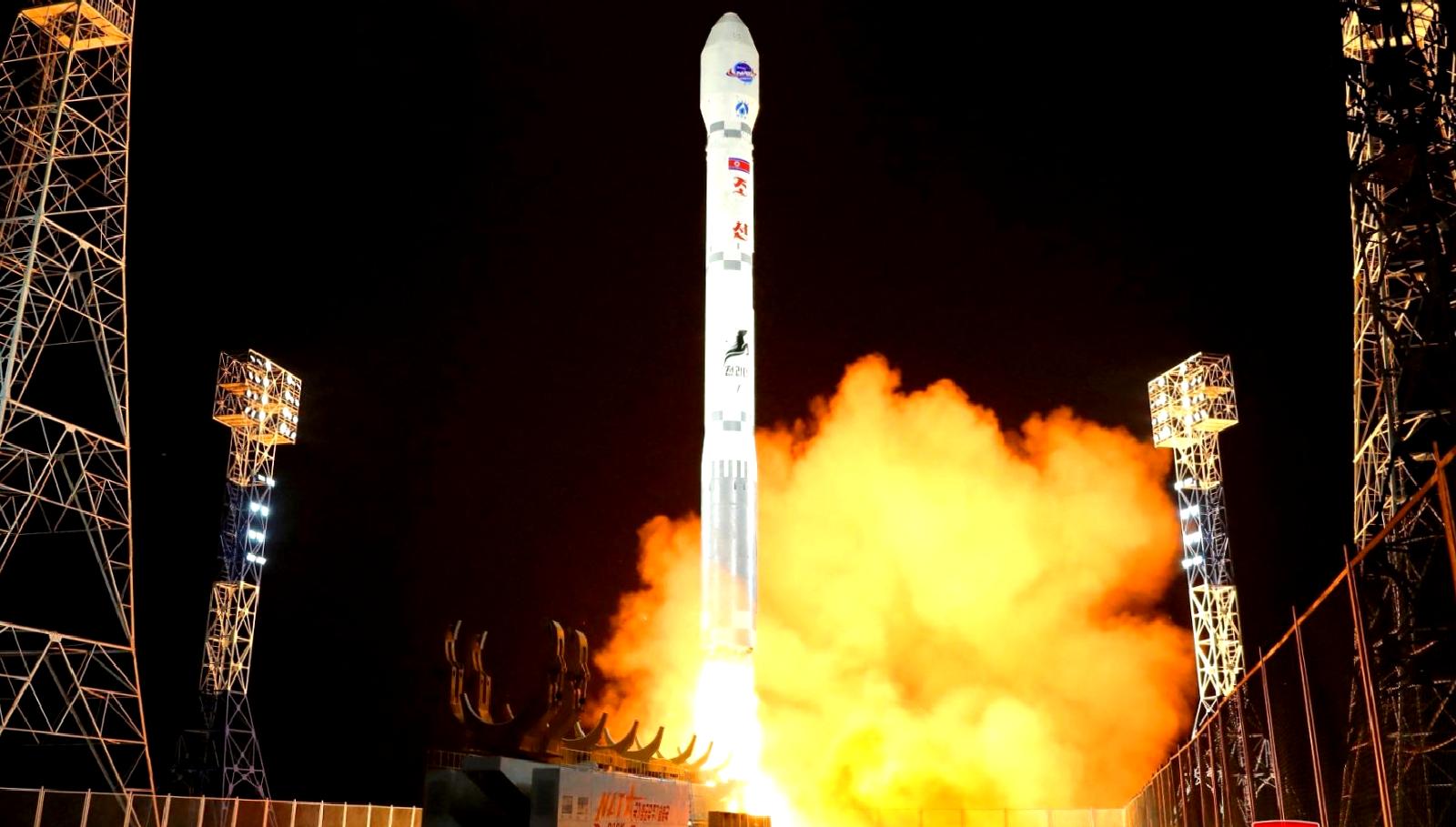 Kuzey Kore'den yapılan yeni uydu fırlatma deneyimi ile ilgili en