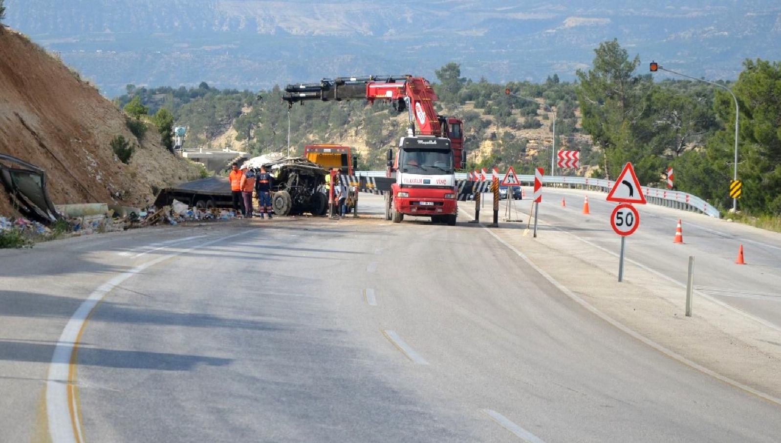 Lojistik firmasına ait kamyonun devrilmesi sonucu sürücü hayatını kaybetti. Kazanın