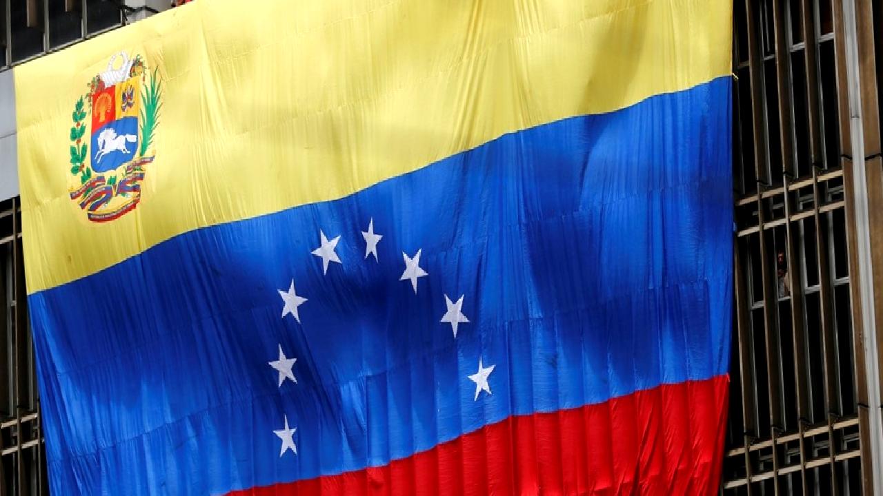 Muhalif siyasetçilere yönelik yakalama kararları hakkında detaylı bilgi. Siyasi muhalefetin