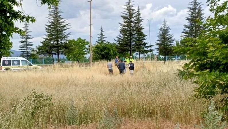 Otogar Yakınında Hareketsiz Yatan Kişi Hayatını Kaybetti Otogar yakınında hareketsiz yatan kişi maalesef hayatını kaybetti. Olay yerinde