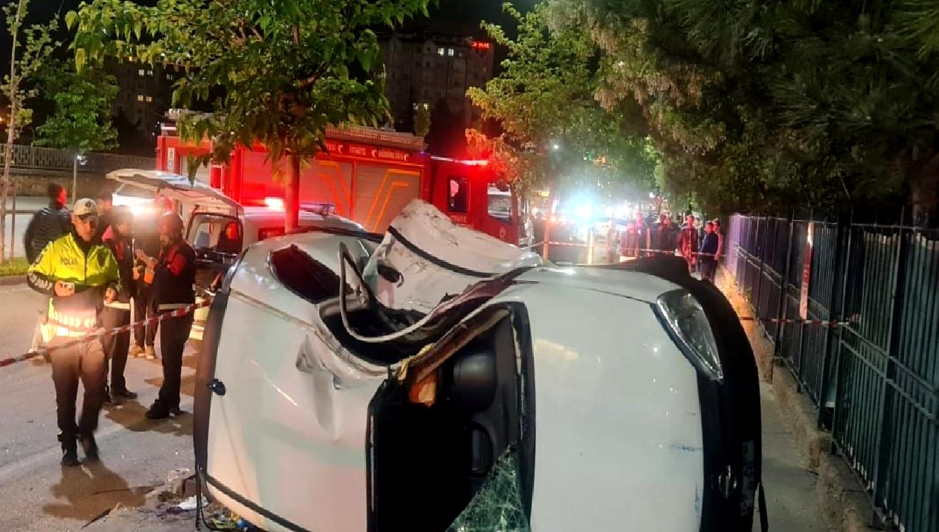 Sürücü, otomobilin aydınlatma direğine çarpması sonucu yaşamını yitirdi. Kaza, trafik