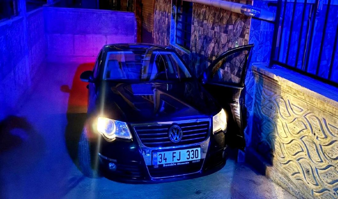 Otomobil rampadan geriye doğru kayarak iki kişiyi yaraladı. Kazada yaralanan