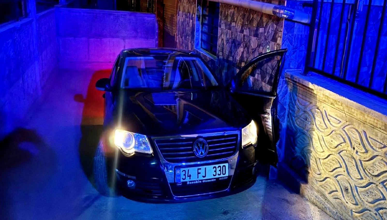 Otomobil rampadan geriye doğru kayarak iki kişiyi yaraladı. Kazada yaralanan