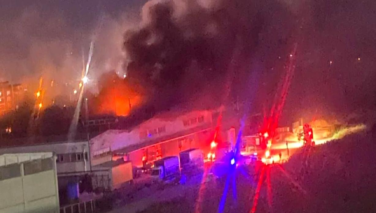 Otomobil yedek parça fabrikasında çıkan yangın büyük hasara neden oldu.